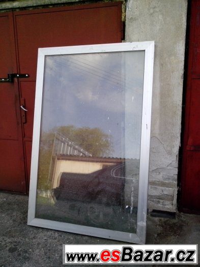 okno v hliníkovém rámu