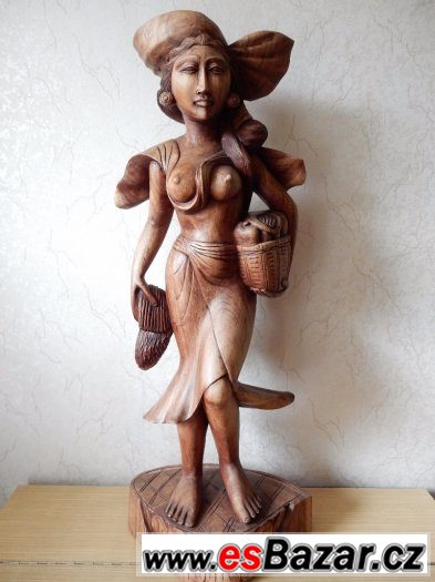 Dřevěná socha ženy