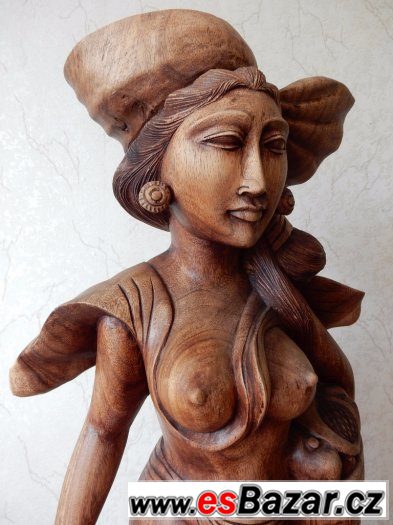 Dřevěná socha ženy