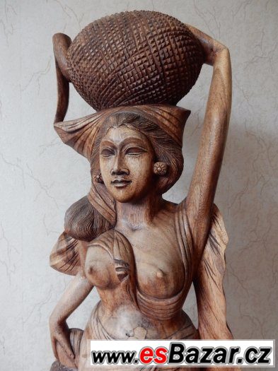 Vyřezávaná socha ženy
