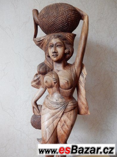 Vyřezávaná socha ženy