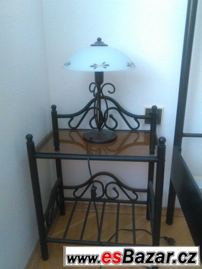Kovová černá manželská postel s roštem + noční stolky