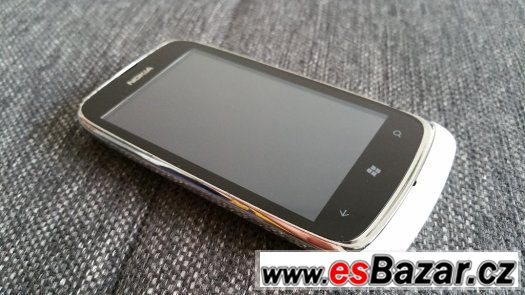 Nokia Lumia 610 + mnoho příslušenství