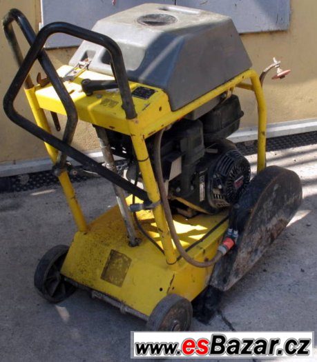 Řezačka asfaltu a betonu Wacker 1