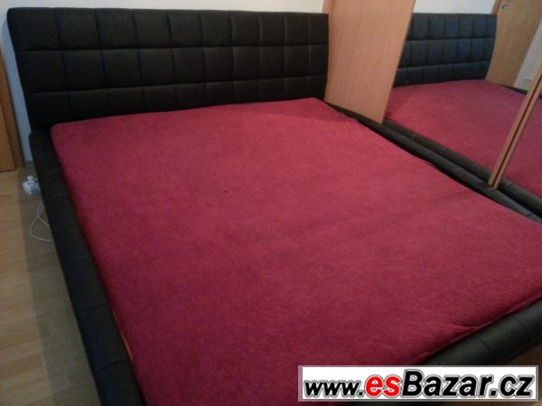 Manželská postel s rošty za 5900kč 