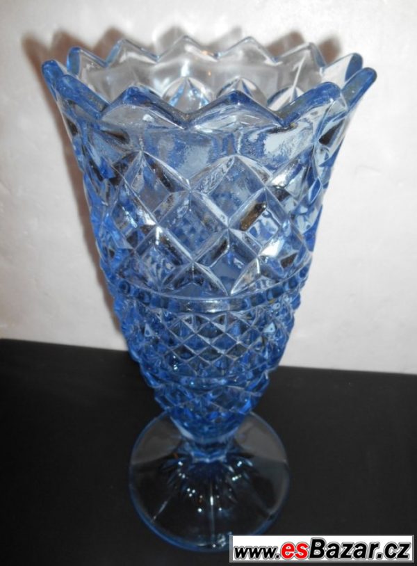 Modrá broušená váza