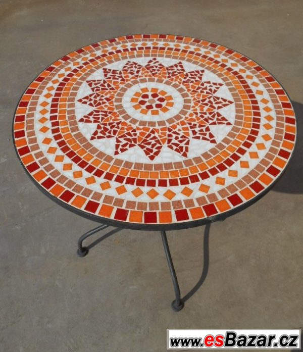Kulatý stůl se skleněnou mozaikou