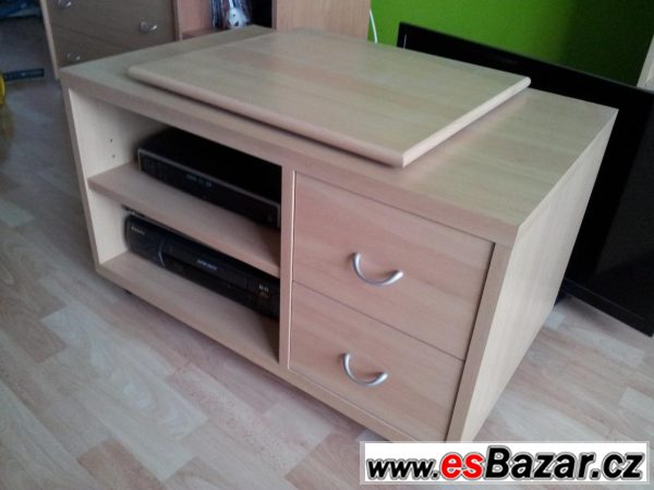 Krásný dřevěný stolek pod TV