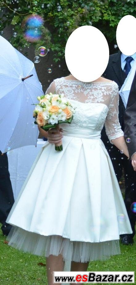 Krátké svatební šaty s krajkou