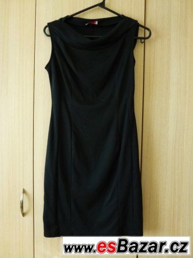 Jednoduché koktejlové černé šaty