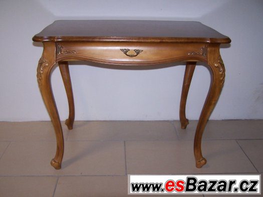 Krásný stolek se šuplíkem ve starožitném stylu Chippendale