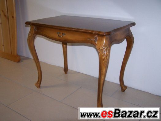 Krásný stolek se šuplíkem ve starožitném stylu Chippendale