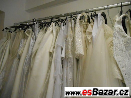 36 svatebních šatů plus doplňky a závoj