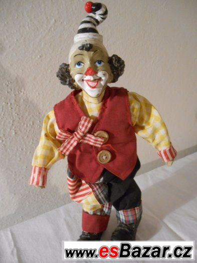Stará porcelánová panenka – červený klaun