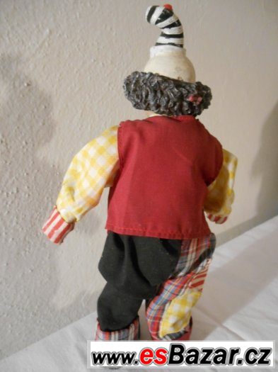 Stará porcelánová panenka – červený klaun