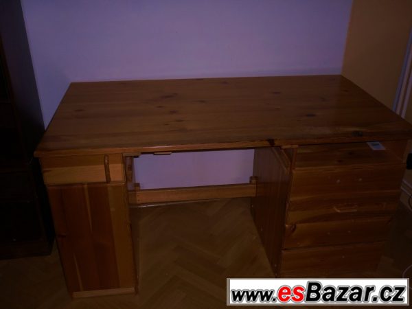 Dřevěný stůl z masivního dřeva.