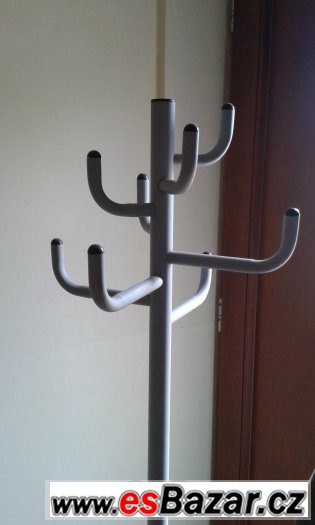 Věšák na kabáty-bundy. Věšák na kabáty-bundy.