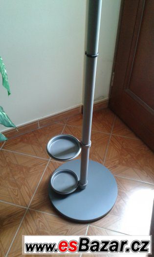 Věšák na kabáty-bundy. Věšák na kabáty-bundy.