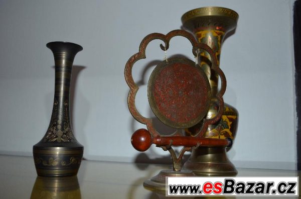 Dvě mosazné vázy zdobené a mosazný gong s dřevěnou