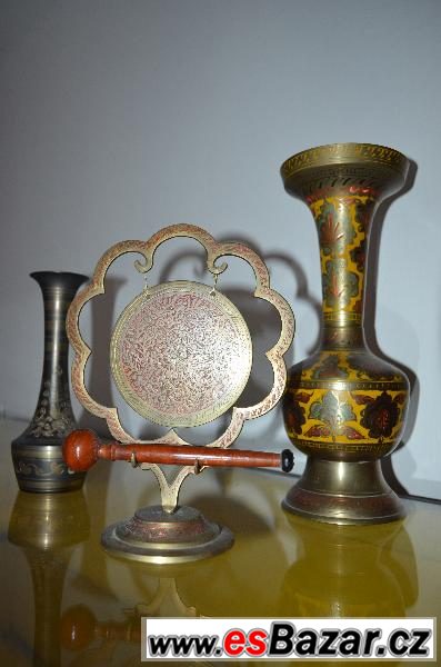 Dvě mosazné vázy zdobené a mosazný gong s dřevěnou