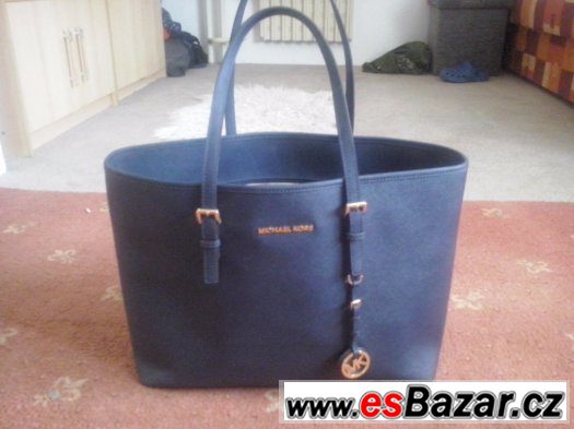 Krásná nová Michael Kors tmavě modré barvy Krásná nová Michael Kors tmavě modré barvy