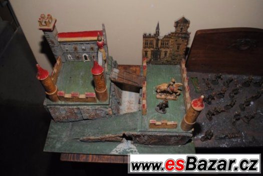 hrad dřevěný s hliněnými vojáčky - historický