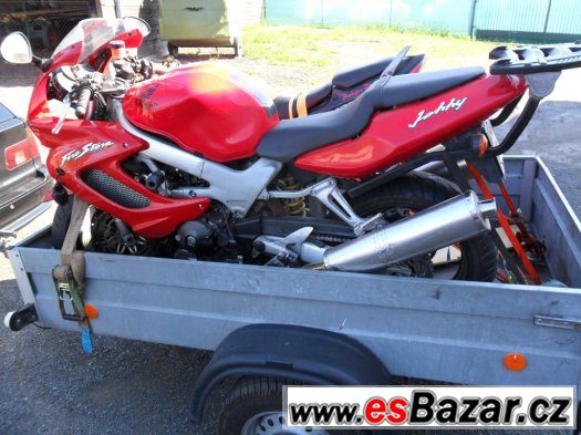 VTR 1000F Honda Bouraná motorka na ND