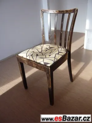 Tři starší dřevěné židle