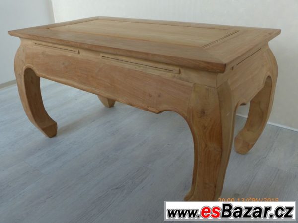 masivní stolek z teakového dřeva