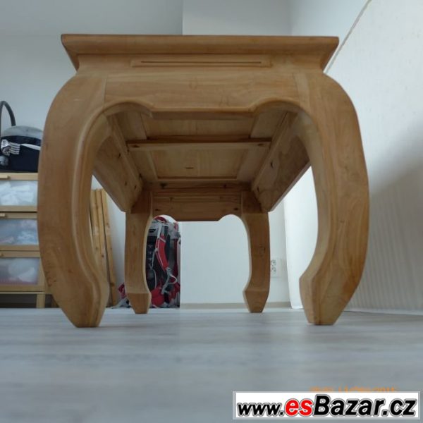 masivní stolek z teakového dřeva