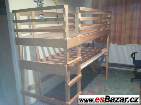 Postele vysoké se stolem vespodu Postele vysoké se stolem vespodu