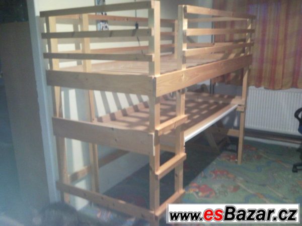 Postele vysoké se stolem vespodu Postele vysoké se stolem vespodu