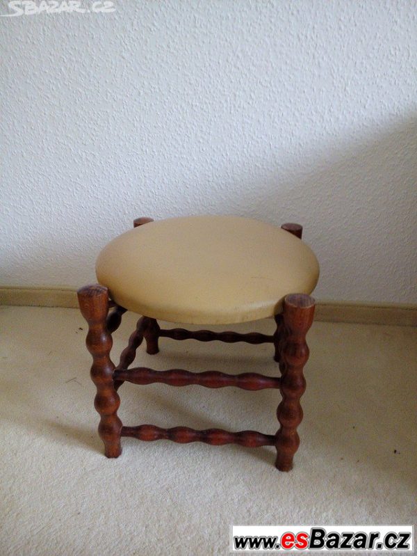 Polstrovaná židlička z masivu 