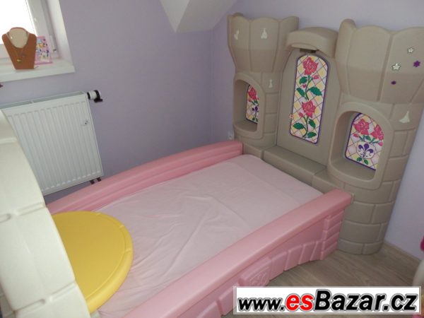 Princeznovská postel s hradbami