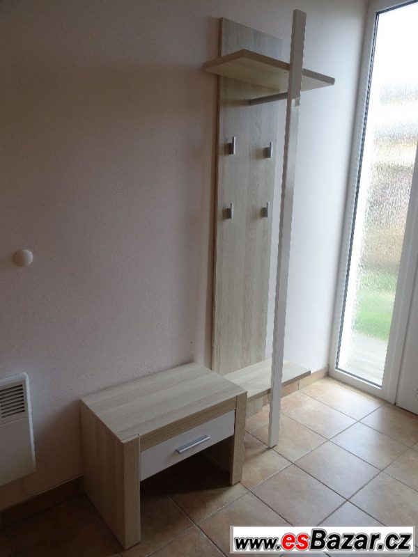 Světlá předsíňová stěna Světlá předsíňová stěna