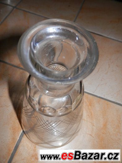 Stará zdobená skleněná broušená dóza na parfém Stará zdobená skleněná broušená dóza na parfém