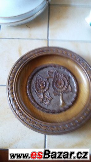 Dřevěný talíř zdobený