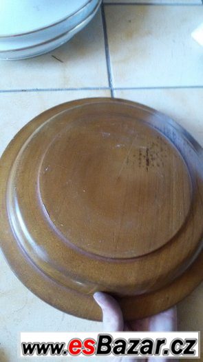 Dřevěný talíř zdobený