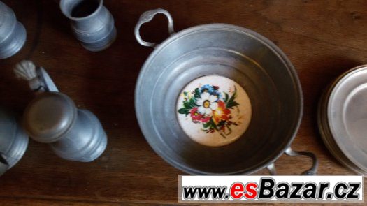Cínové cínovou sada nádobí určená k dekoraci