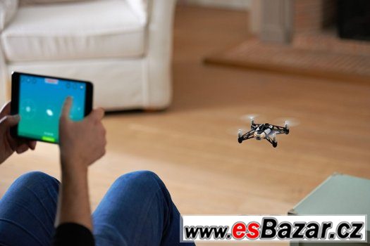 Létající dron s foťákem s ovládáním na mobilu