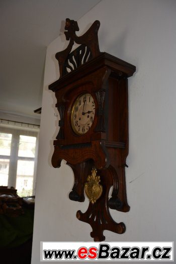 Starožitné, řezbované hodiny Junghans rok 1920