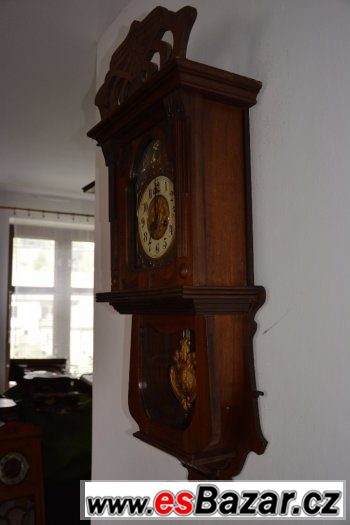Starožitné, řezbované hodiny Junghans r1905 s balkónkem