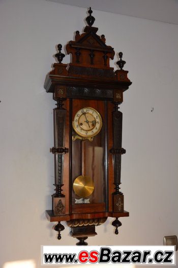 Starožitné řezbované hodiny Amerikanische Uhrenfabrik,r 1910