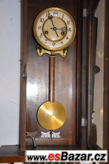 Starožitné řezbované hodiny Amerikanische Uhrenfabrik,r 1910