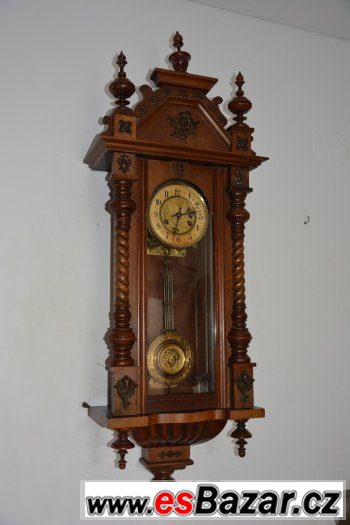 Starožitné řezbované hodiny Junghans, r1910-zdobené mosazí
