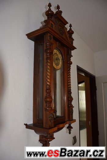 Starožitné řezbované hodiny Junghans, r1910-zdobené mosazí