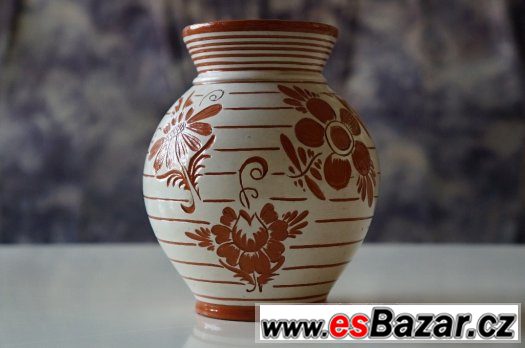 Keramická váza s lidovým motivem