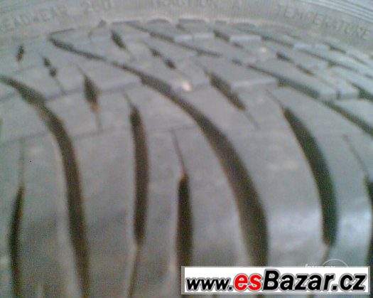 Debica 145/70R13:prodám dvě zimní pneu,vzorek 5mm,