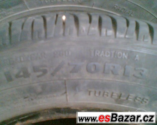 Debica 145/70R13:prodám dvě zimní pneu,vzorek 5mm,