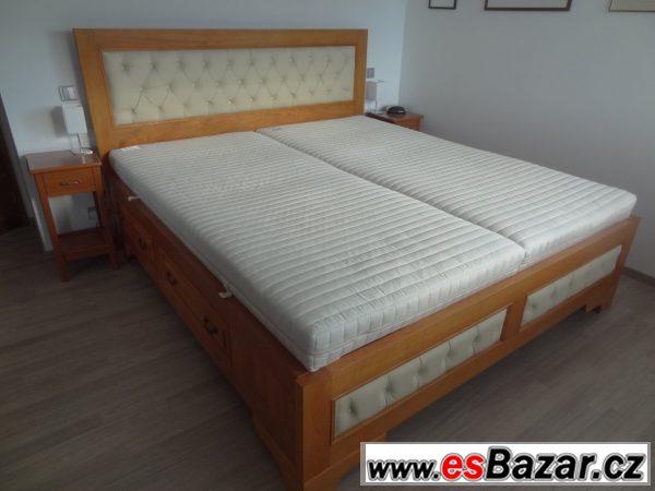 Manželská postel z masivního dřeva